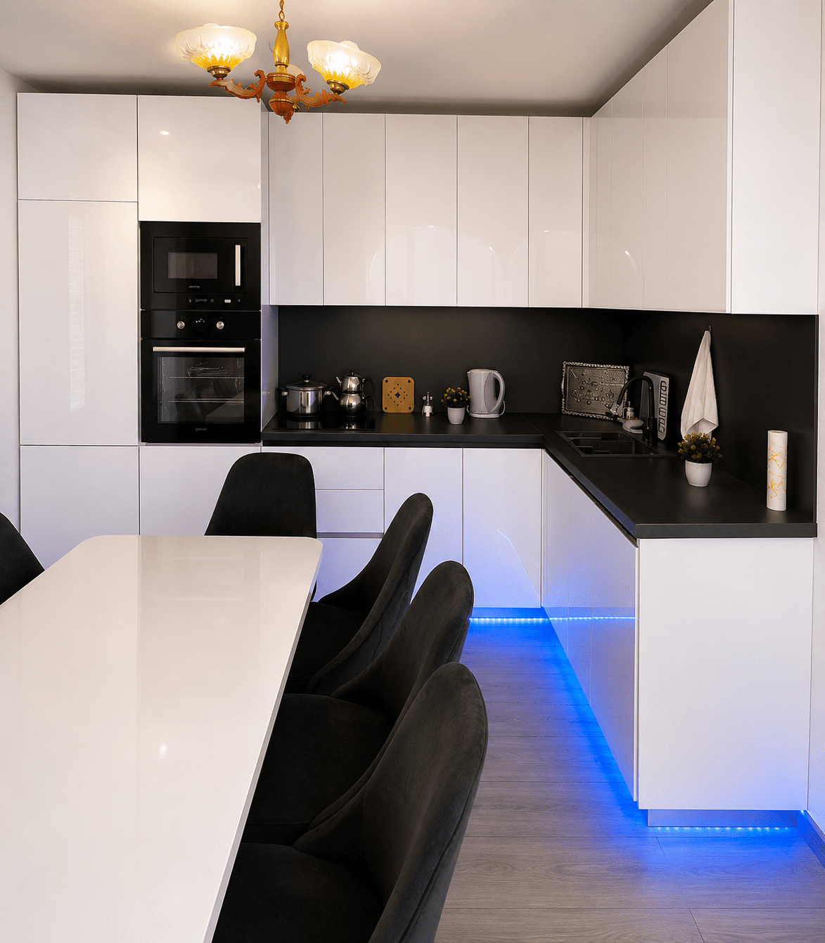 1e7d9f39-0e8c-4305-9de3-a8e8bf0b07a1 Premium White Kitchen with Dining Area - Figura 1