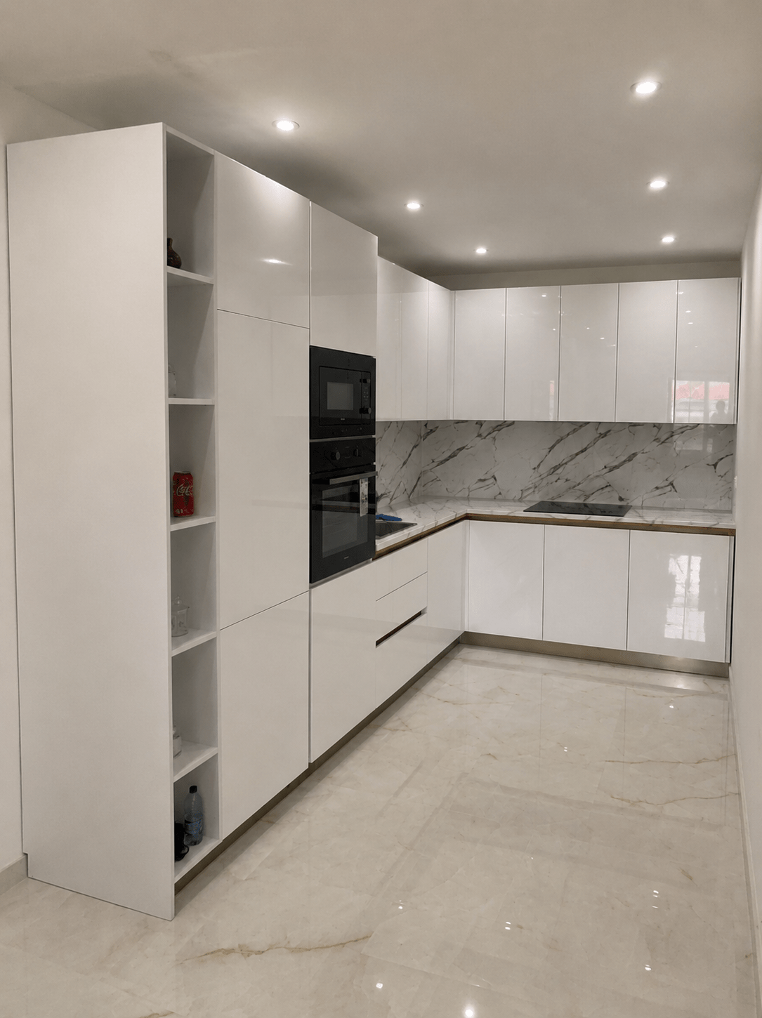 6c4aa7e9-0c7b-44a2-9f8c-ba64f154e451 Modern White L-Shaped Kitchen with Marble Backsplash - Figura 1
